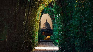 Photoshooting St. Peter's Basilica through Aventine Keyhole is one of the top experiences in Rome!