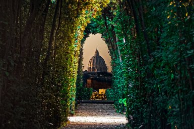 Photoshooting St. Peter's Basilica through Aventine Keyhole is one of the top experiences in Rome!