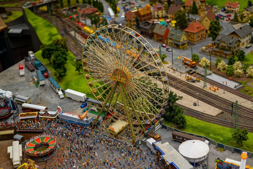 On 8 m² you can expect a spectacular light-more from 100,000 LEDs in the Miniaturelan's Fun Fair! 150 rides and booths so realistic that makes you feel like Gulliver !